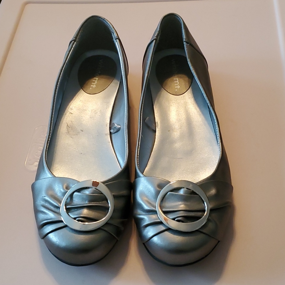 White Mt. Silver leather flats with buckle 8.5 W Darling